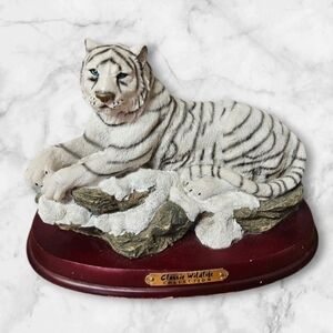 White Tiger Statue in Snow from the Classic Wildlife Collection Figurine‎